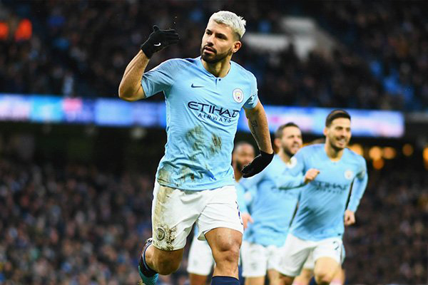 阿圭罗更是梅西好友,在锋线上能给梅西强大的助力